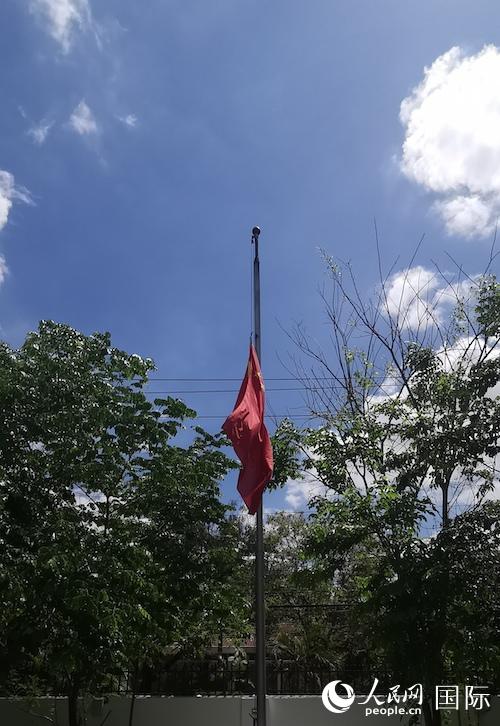 中国驻菲律宾大使馆哀悼抗疫牺牲烈士和逝世同胞